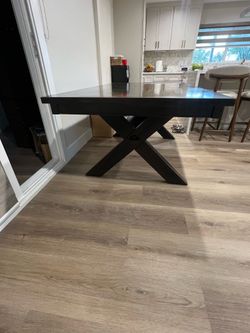 Mesa de 4 sillas y una banca