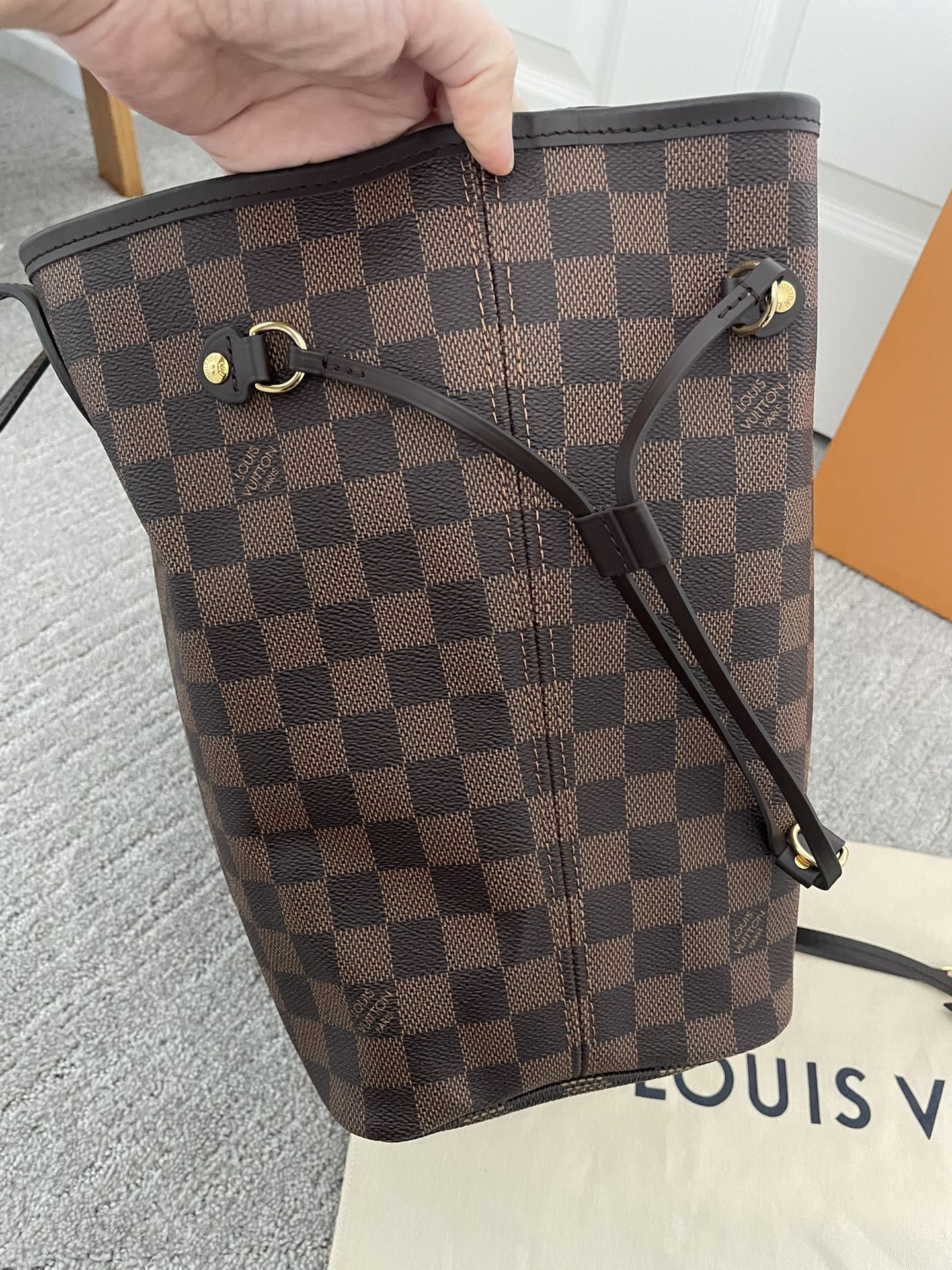 Louis Vuitton Neverfull Wristlet Damier Ebene Cherry for Sale in Long  Beach, CA - OfferUp