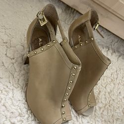 Nice Shoes 8.5 Excellent Condition 