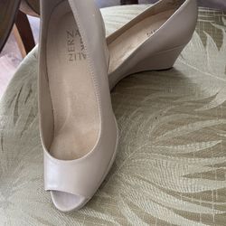 New With Box Naturalizer Nude Beige Tan 5.5 Wedge