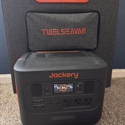 Jackery 700 w/100 watt portable solar panel