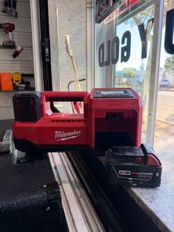 MILWAUKEE M18 18-Volt Lithium-Ion Cordless Electric Portable Inflator w/ 5.0 Ah- (2848-20)