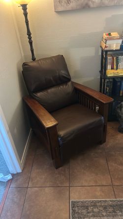 Vintage-Style Brown Leather Recliner Armchair with Wood Frame