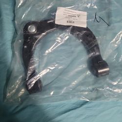 Left Upper Control Arm/ Brazo de Control Izquierdo de Arriba