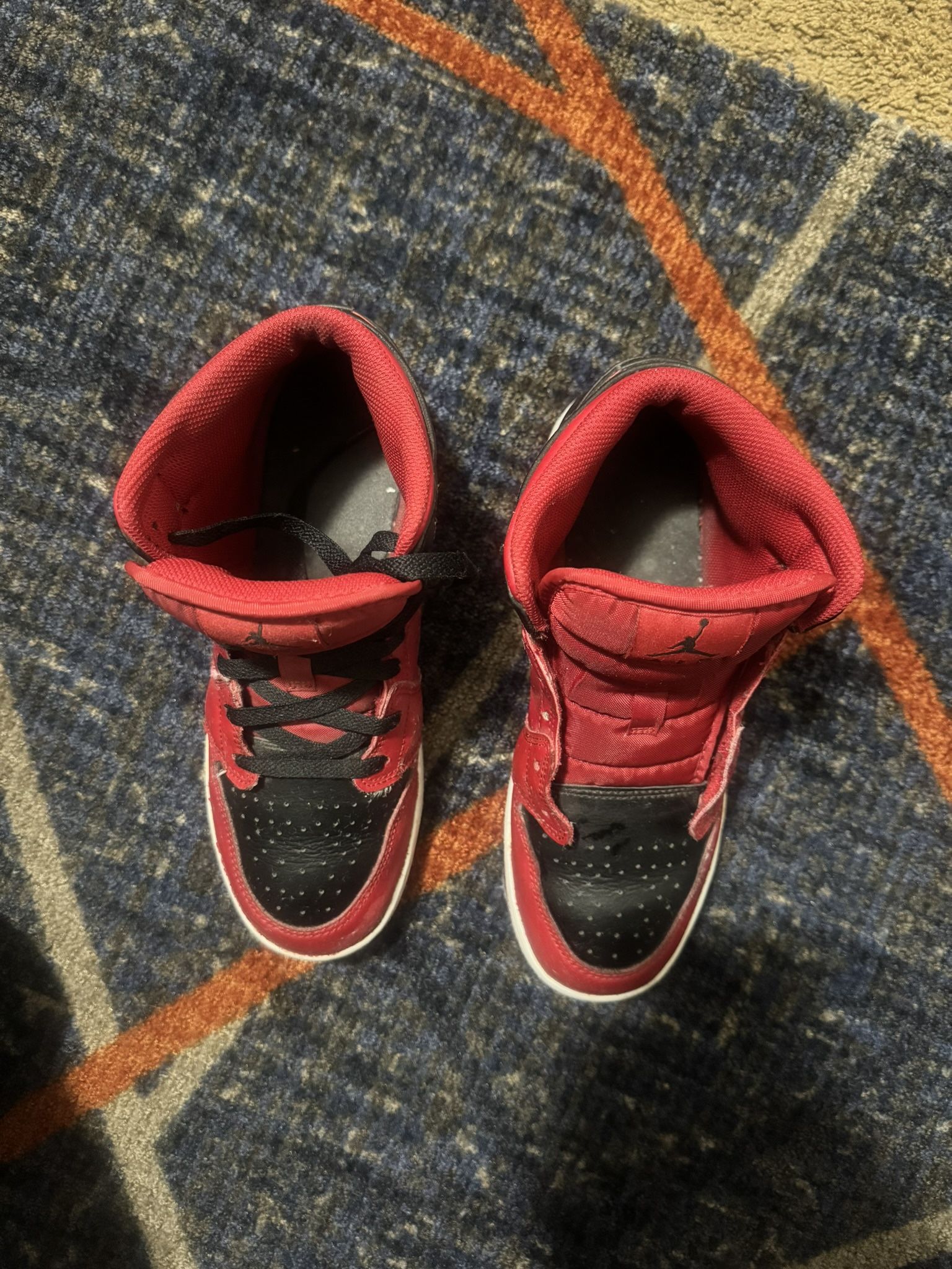 Air Jordan 1 Mid Rojo y Negro (Usados)