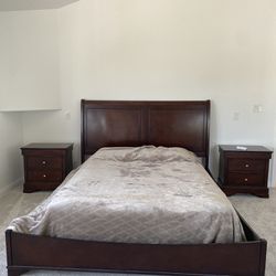 Wooden Queen Bed Set w/ Two Nightstands And Matching Dresser w/ Mirror