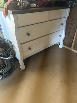 Dresser/Entertainment Stand 