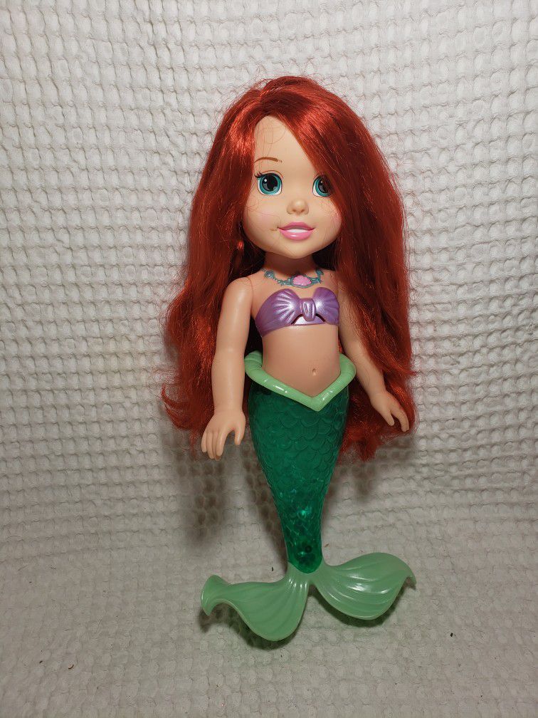 Disney Little Mermaid light and sound doll. Doll lights up she talks and sings . Measures 14" tall.