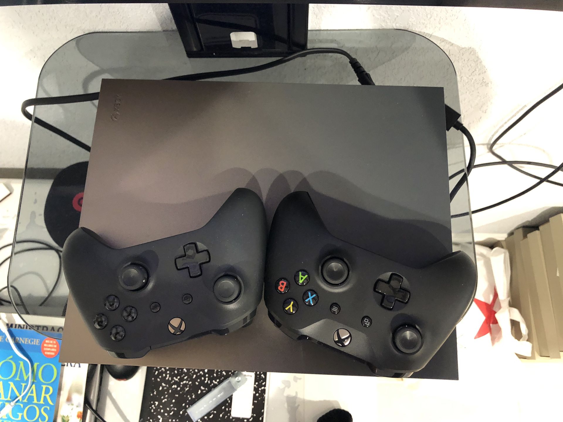 Xbox One X + 2 controllers + Battlefield Free