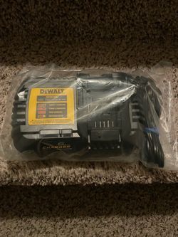 New Dewalt Charger DCB1106 6AMP $35 Firm-Firme