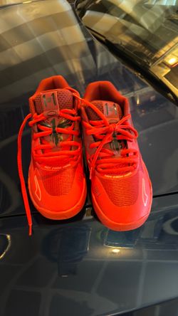 boys basketball shoes like new size 7 lamello ball