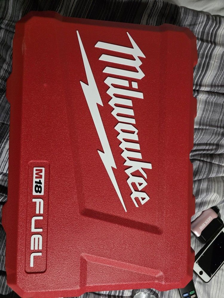 Milwaukee M18 Hammer Drill Set NEW