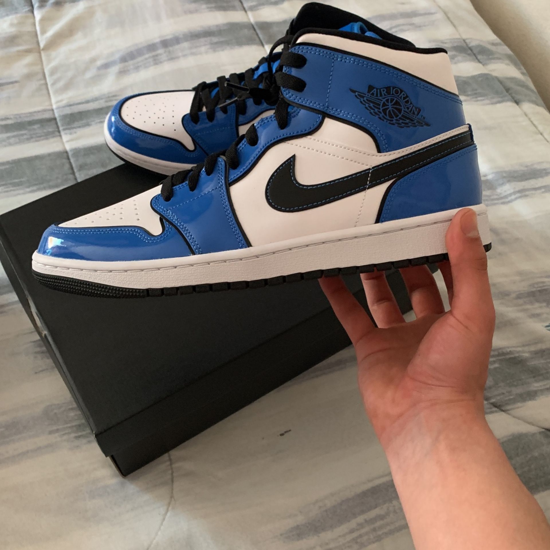 Signal Blue Jordan 1 Mid