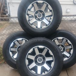 VENDO RINES SIZE 17 6X139.7 PARA 4RUNER TACOMA SEQUOIA SOLO SE USARON 50 MILLAS 