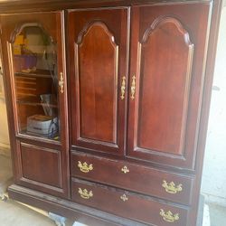 TV ENTERTAINMENT CENTER