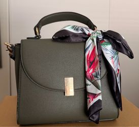 Hermosa Bolsa ALDO Verde Olivo con Moño Decorativo