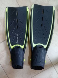 Mismatched Aeris Velocity X3 scuba fins