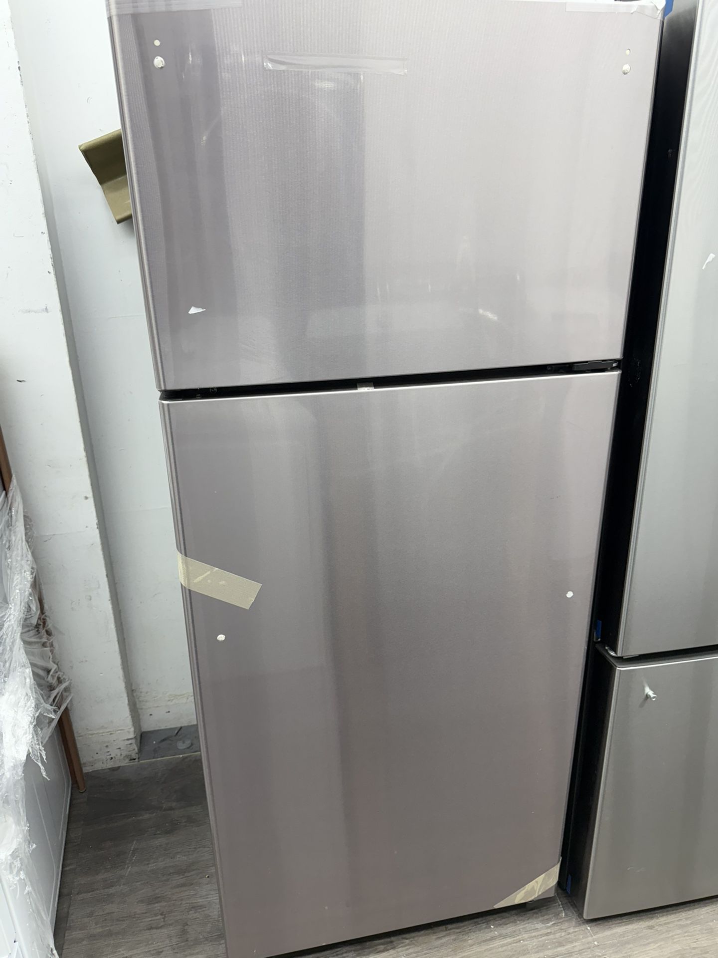 GE 28 in. 17.5 cu. ft. Top Freezer Refrigerator - Fingerprint Free Stainless Steel