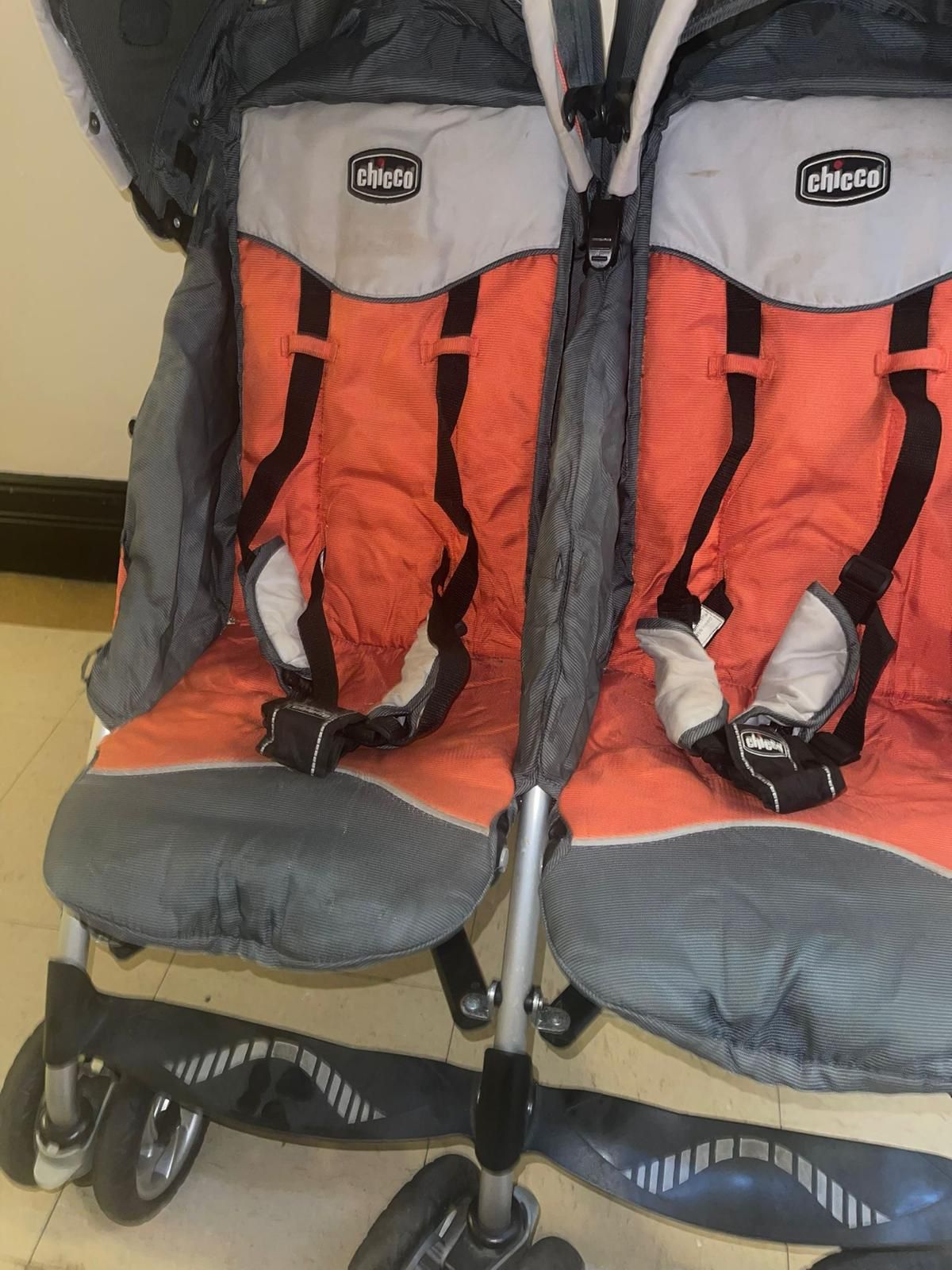 Chicco double stroller (made in Italy) can be washed in the washing machine and is quick to close in excellent condition, orange and grey colour, ever