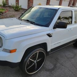 (14) Jeep Patriot, Low Miles, Clean Title, Smogged, 4 Cylinder, 22"rims, Touchscreen Ipod TV, Backup Camera, No Issues Or Problems, Runs Like New