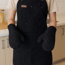 Heavy-duty cotton apron, utility style, suitable for kitchen, workshop, or crafts