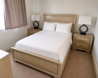 Light Oak Queen Bedroom Set – Bed, Dresser & 2 Nightstands