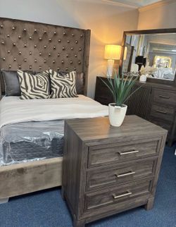 (NEW IN BOX) 6FT Brown King & Queen Size Tufted Bed Frame