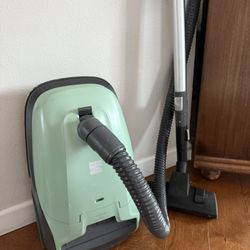 Kenmore Vacuum Cleaner – Works Great! Bonus Bags Included