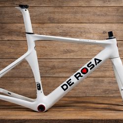 🚴🏻De Rosa SK Pininfarina 🔥🇮🇹  An aerodynamic road bike frame designed by the Italian brand De Rosa in collaboration with Pininfarina, the legenda