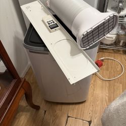 SELLING AC FRIGIDAIRE 12K BTU IN NEARLY NEW CONDITION WE NO LONGER NEED IT FOR $300 OR BEST OFFER