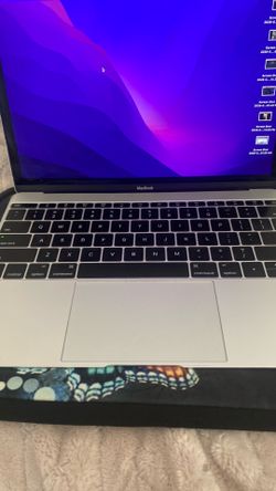 Mackbook (New) i think it’s a 2018 version not sure but give me a good offer