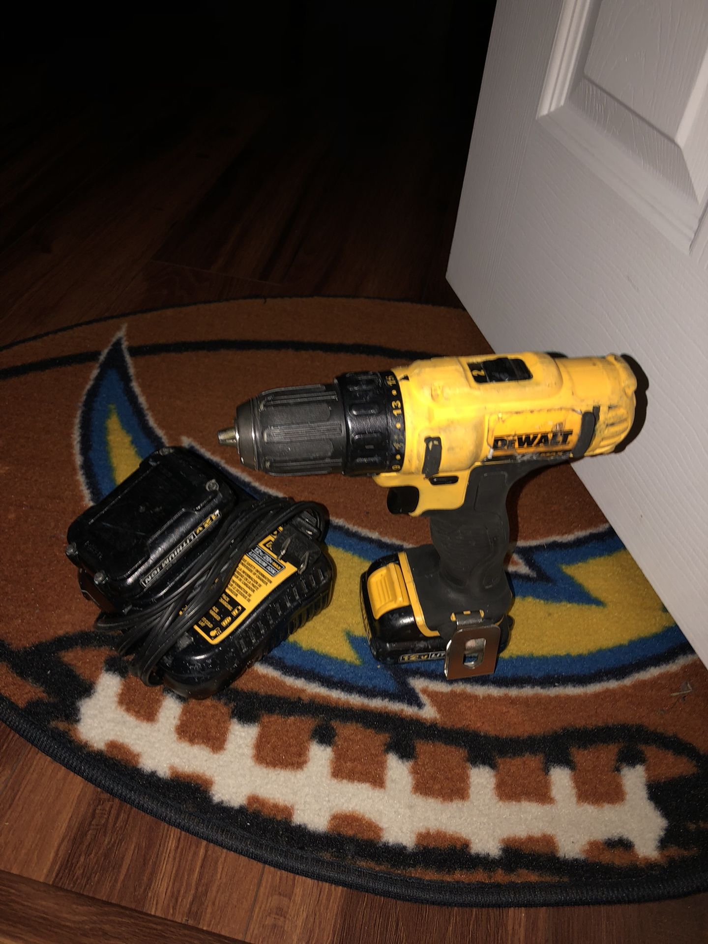 DEWALT 12. Vol Good Condition To 2 Battery And Charge