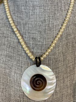 Super cute vintage shell and pearl necklace