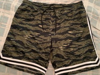 Men’s No Boundaries brand basketball shorts size XL w/ front pockets, accent stripes, elasticity waistband. Camouflage design