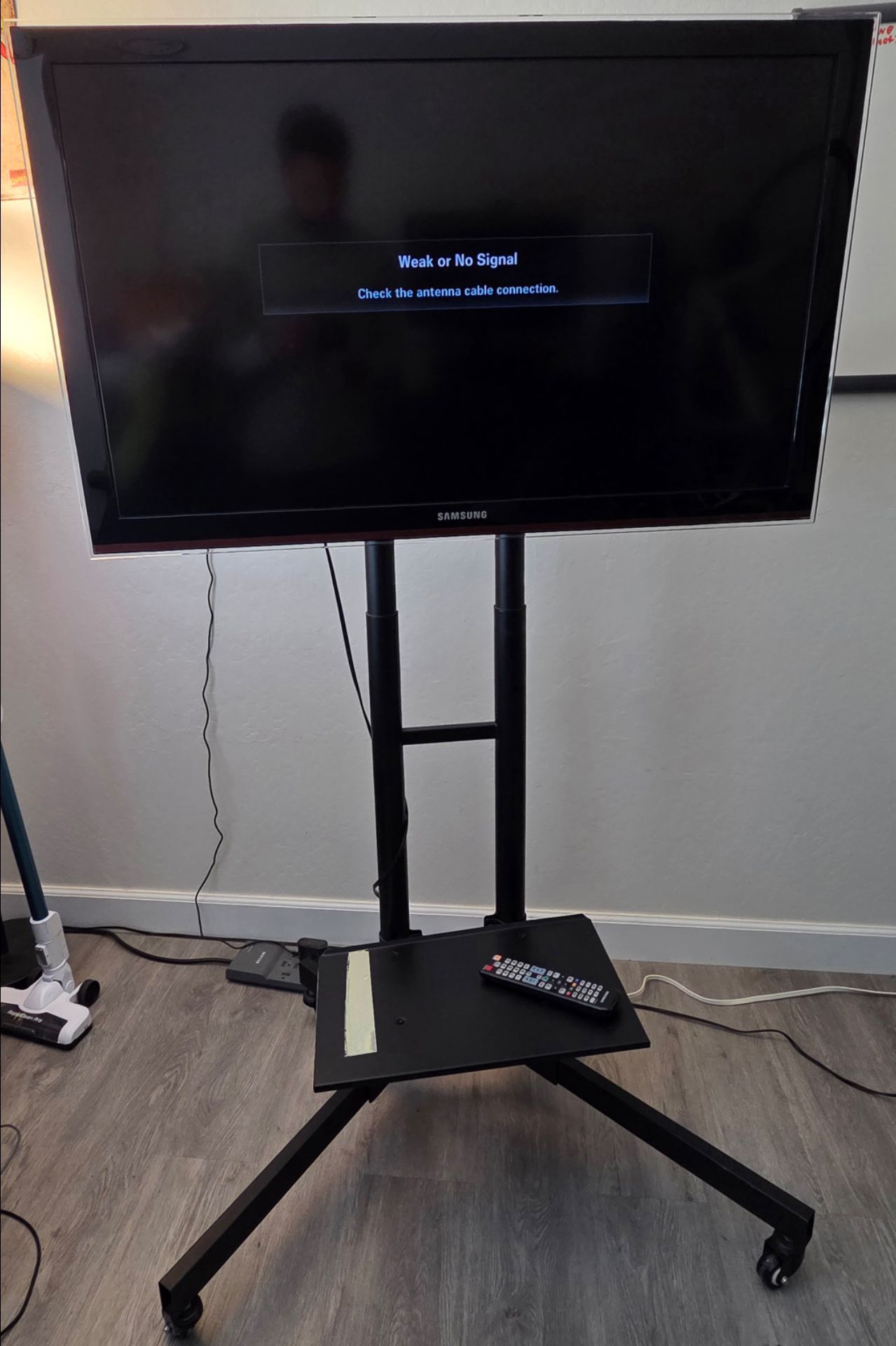 40" Samsung LCD TV on Mobile Stand