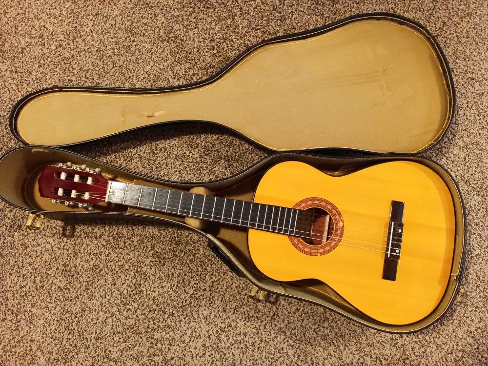 Francescan C-108 Classical Guitar