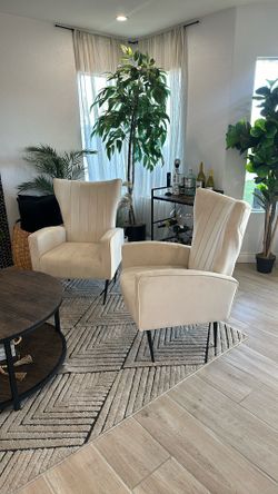 Crème wing-backed Chairs