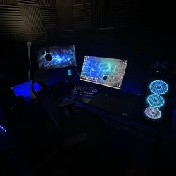 Gaming pc with 2 monitors, apex keyboard and superlight mouse