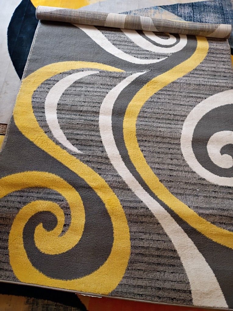 Selling this beautiful rug asking 40.00