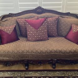 Lindsay Sofa - Royal Edition