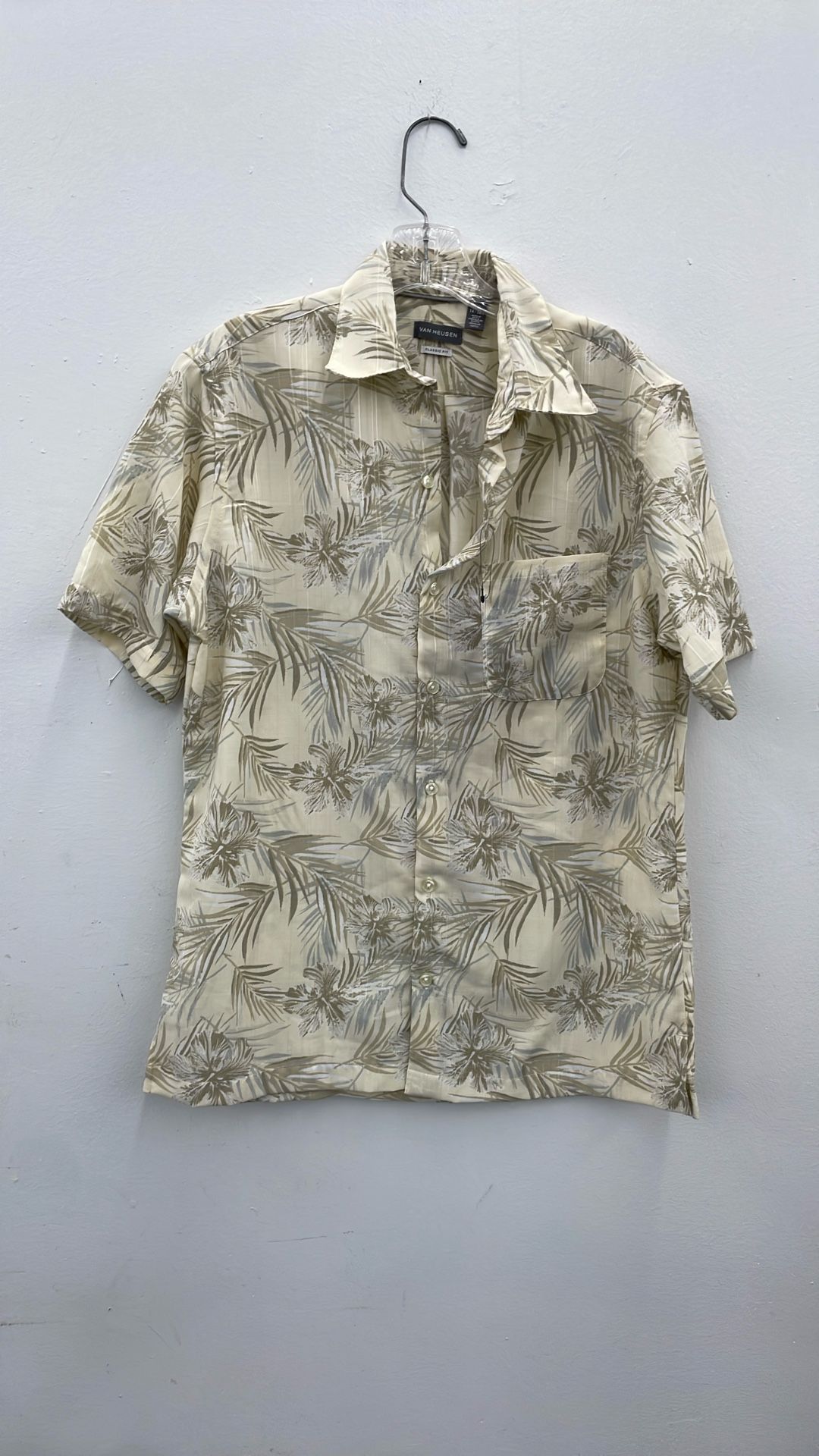 Van Heusen Men’s Button Up Shirt. Item No 160