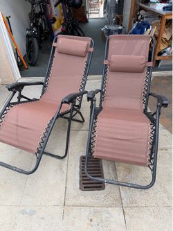 2 folding chairs