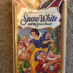 Lot of 3 Disney VHS Classics – Snow White, Aladdin & Rescuers Down Under