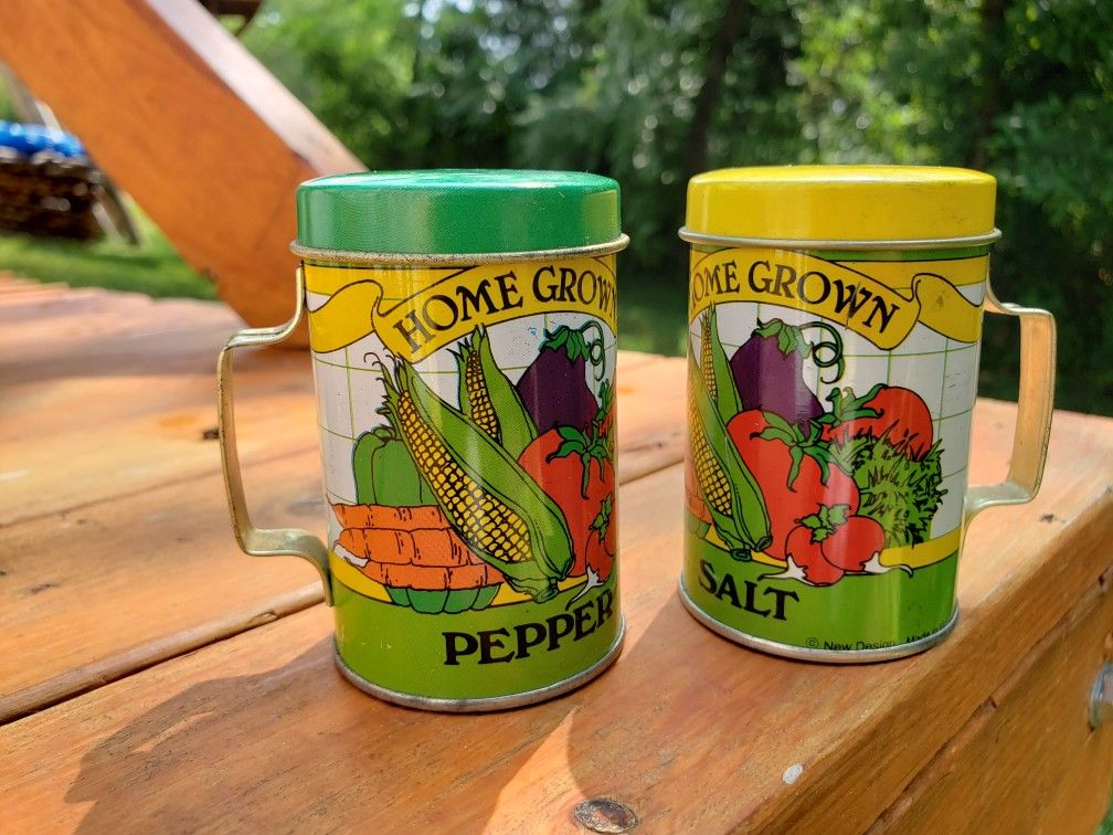 Vintage Collectible Decorative Salt & Pepper Shakers