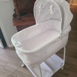 Simmons Kids Silent Auto Gliding Elite Bassinet