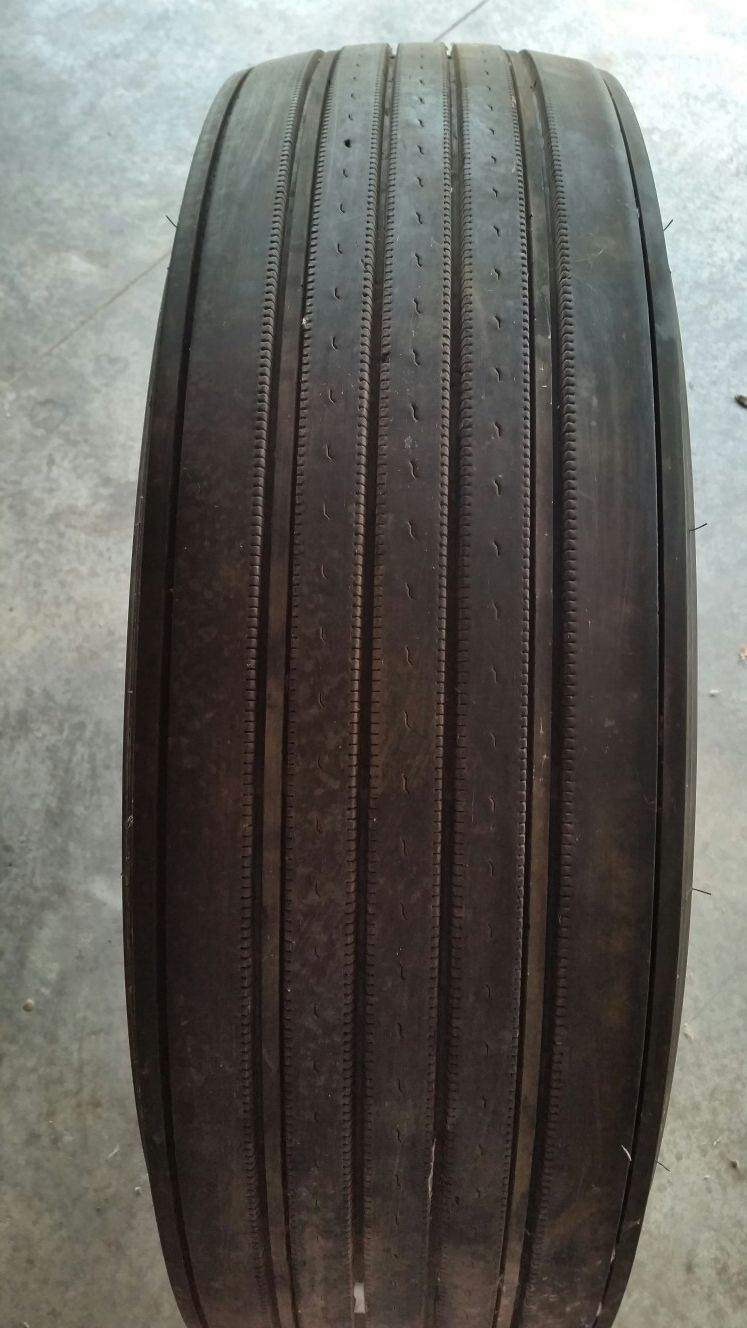 Steer Tire. 285/75 R 24.5