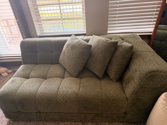 107” Modern Green Boneless L-Shaped Couch – Like New