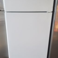 HOTpoint new condition 28 by 60 warranty  ready to deliver..white