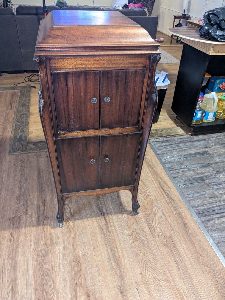1900's Victrola Record Player