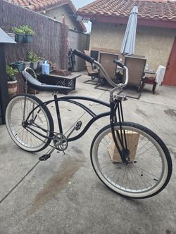 Men's
Black And White Beach
Cruiser
Bike.
